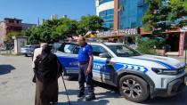 Büyükşehir Zabıtası yaşlı çifti yolda bırakmadı
