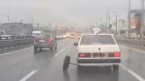Gebze’de seyir halindeki otomobilin tekeri dışarı doğru çıktı